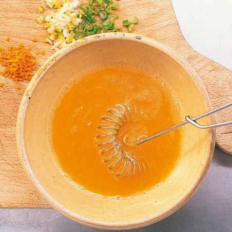 Tomaten-Feta-Salat mit Minze und Walnüssen Tomaten-Feta-Salat mit Minze und Walnüssen