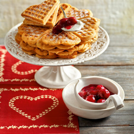 Lebkuchenwaffeln mit heißen Gewürzkirschen Lebkuchenwaffeln mit heißen Gewürzkirschen