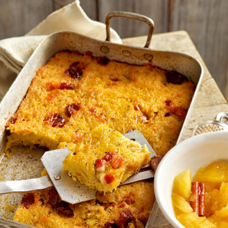 Kartoffel-Wurst-Auflauf mit Apfelkompott Kartoffel-Wurst-Auflauf mit Apfelkompott