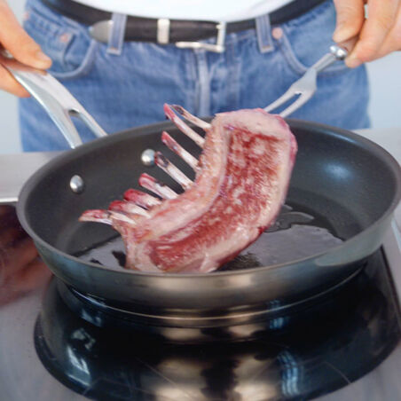 Lammkarree mit Kräuter-Knoblauch-Kruste Lammkarree mit Kräuter-Knoblauch-Kruste