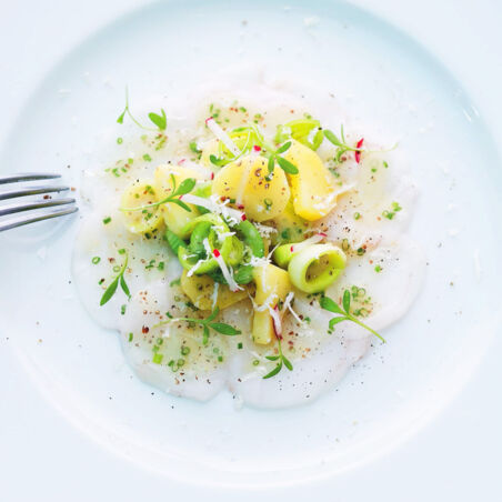 Seeteufelcarpaccio mit Kartoffel-Lauch-Gemüse Seeteufelcarpaccio mit Kartoffel-Lauch-Gemüse