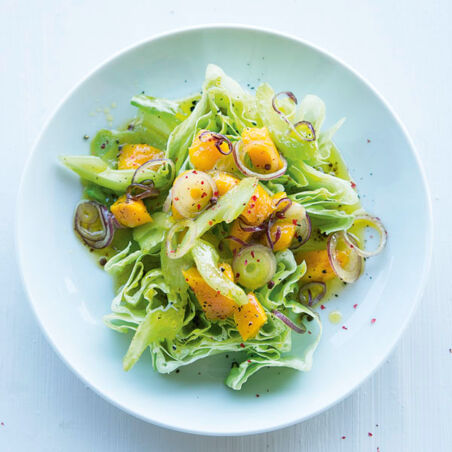 Romanasalat mit Mango und Staudensellerie Romanasalat mit Mango und Staudensellerie