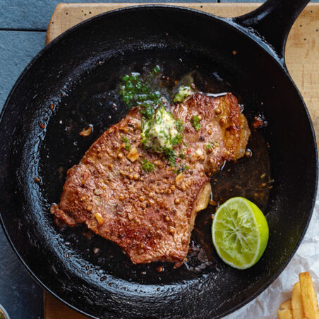 Knoblauch-Hüftsteaks mit Kräuter-Limetten-Butter Knoblauch-Hüftsteaks mit Kräuter-Limetten-Butter