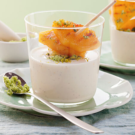 Sauerrahm-Panna-cotta mit Minze-Ananas Sauerrahm-Panna-cotta mit Minze-Ananas