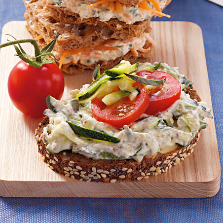 Zucchini-Aufstrich mit Mandeln und Petersilie Zucchini-Aufstrich mit Mandeln und Petersilie
