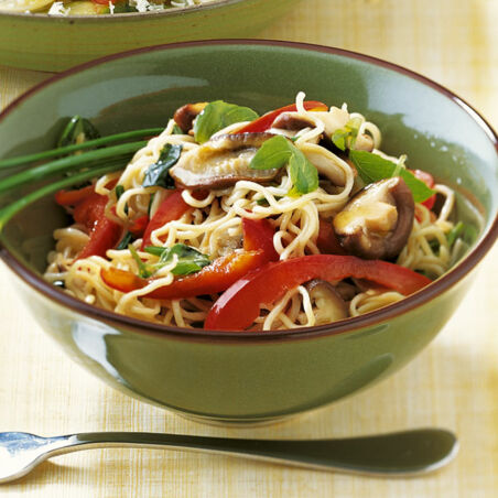 Kräuter-Nudeln auf asiatische Art Kräuter-Nudeln auf asiatische Art