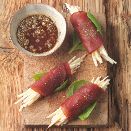 Hirschschinkenröllchen mit Sellerie-Apfel-Salat und Kürbiskernpesto Hirschschinkenröllchen mit Sellerie-Apfel-Salat und Kürbiskernpesto