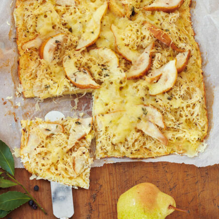 Kartoffelkuchen mit Sauerkraut und Birnen Kartoffelkuchen mit Sauerkraut und Birnen