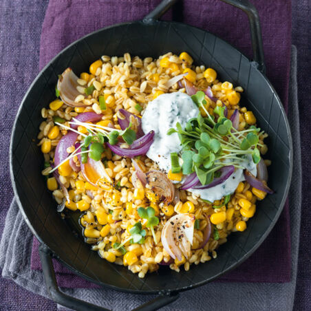Weizenpfanne mit Mais und Zwiebeln Weizenpfanne mit Mais und Zwiebeln