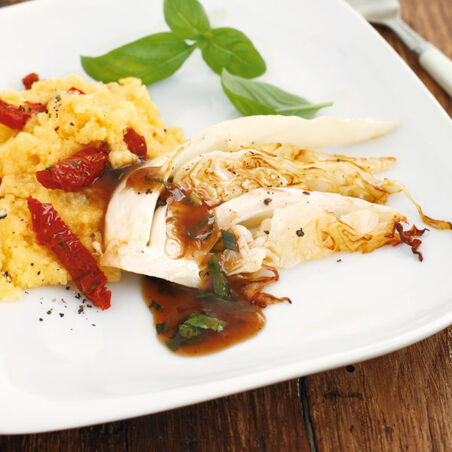 Gedünsteter Spitzkohl auf Tomatenpolenta mit Kräuterjus Gedünsteter Spitzkohl auf Tomatenpolenta mit Kräuterjus