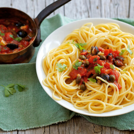 Spaghetti mit Tomaten-Kapern-Sauce Spaghetti mit Tomaten-Kapern-Sauce