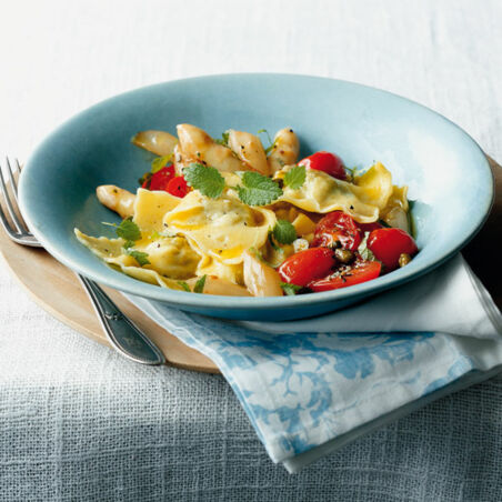 Pistazienravioli mit Spargel und Melisse Pistazienravioli mit Spargel und Melisse