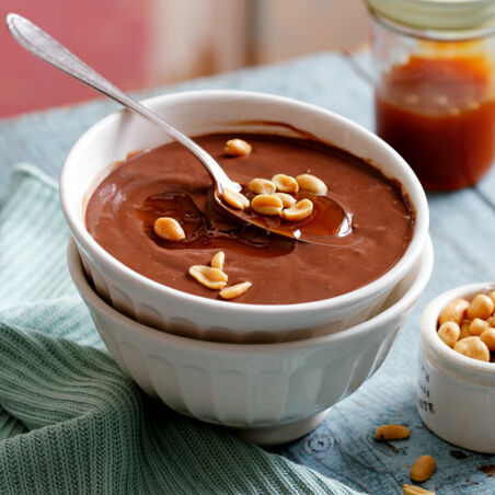 Schokopudding mit Karamellsauce und Erdnüssen Schokopudding mit Karamellsauce und Erdnüssen