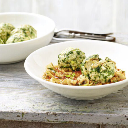 Mangold-Brezen-Knödel mit Pilzragout Mangold-Brezen-Knödel mit Pilzragout