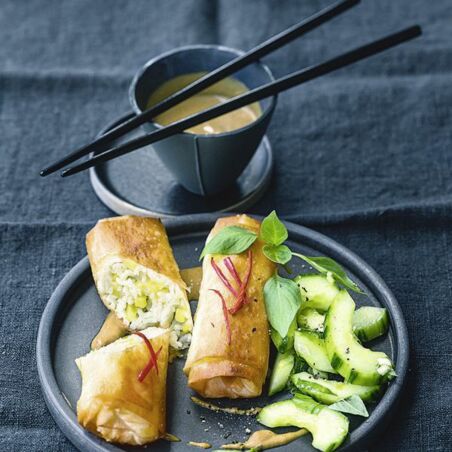 Kokosreis-Röllchen mit Erdnusssauce Kokosreis-Röllchen mit Erdnusssauce