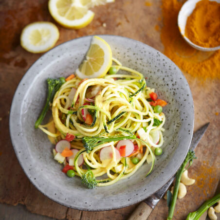 Zucchini-Spaghetti mit Nuss-Sauce Zucchini-Spaghetti mit Nuss-Sauce