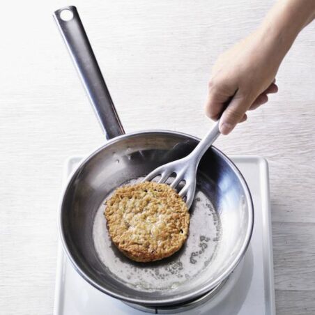 Zucchini-Pancakes mit Dattelsirup und Beeren Zucchini-Pancakes mit Dattelsirup und Beeren