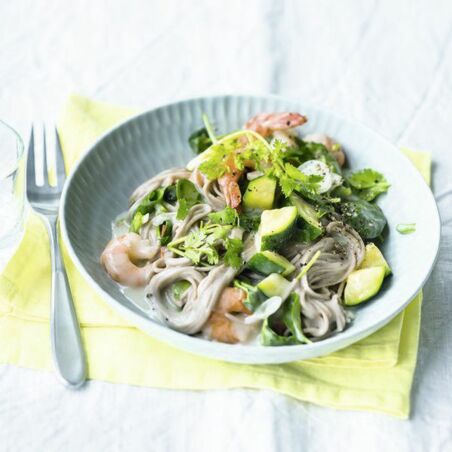 Zucchini-Reisnudeln mit Garnelen Zucchini-Reisnudeln mit Garnelen