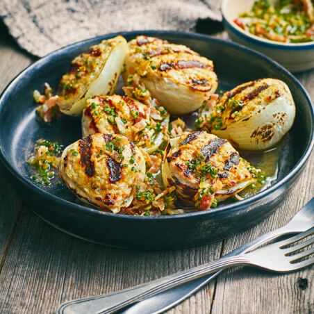 Zwiebelschiffchen mit Schweinemett Zwiebelschiffchen mit Schweinemett