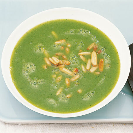 Brokkolicreme mit gerösteten Pinienkernen Brokkolicreme mit gerösteten Pinienkernen