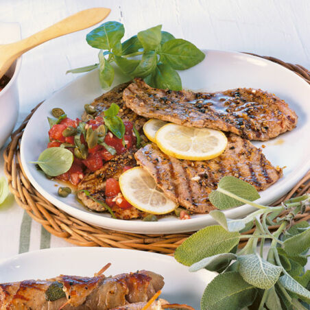 Kalbsschnitzel vom Grill mit roher Tomatensauce Kalbsschnitzel vom Grill mit roher Tomatensauce