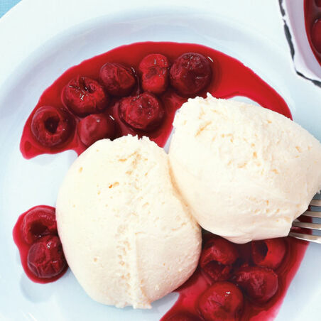 Ziegenkäsemousse mit Weinkirschen Ziegenkäsemousse mit Weinkirschen