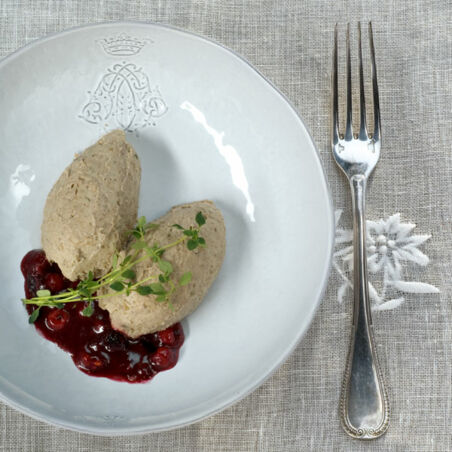Rehmousse mit Johannisbeersauce Rehmousse mit Johannisbeersauce