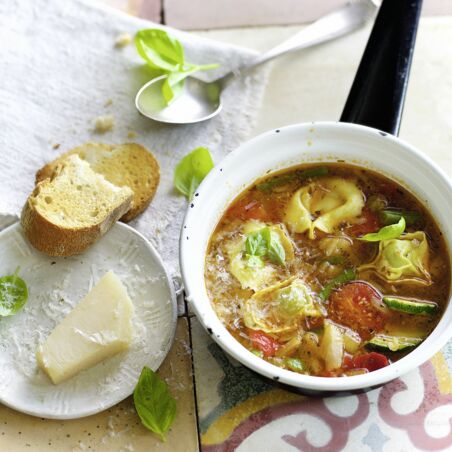 Sommerliche Minestrone mit Tortelloni Sommerliche Minestrone mit Tortelloni