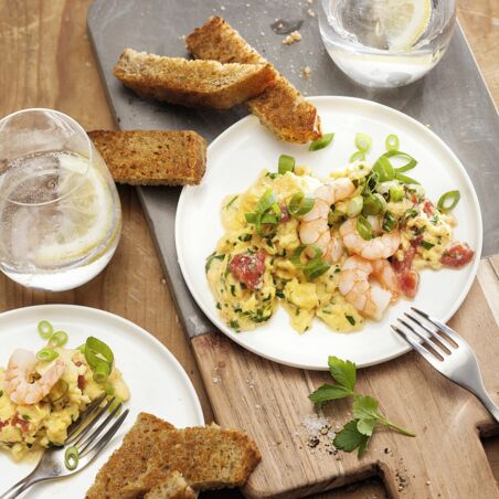 Rührei mit Shrimps und Frühlingszwiebeln Rührei mit Shrimps und Frühlingszwiebeln