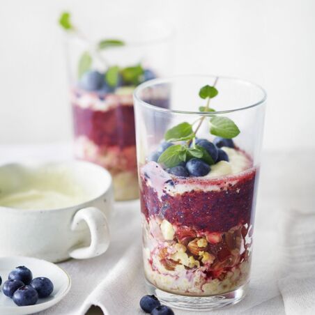 Hafer-Nuss-Granola mit Heidelbeeren Hafer-Nuss-Granola mit Heidelbeeren