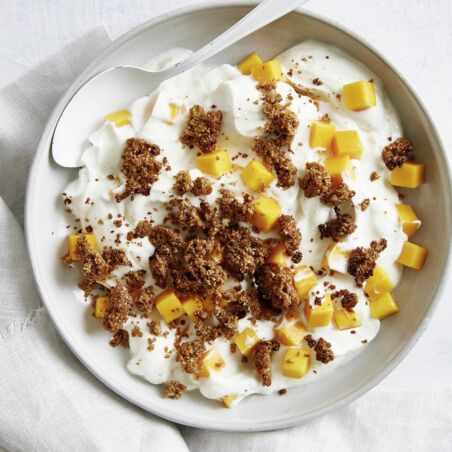 Quarkspeise mit Mango und Weizenkleie-Crumbles Quarkspeise mit Mango und Weizenkleie-Crumbles