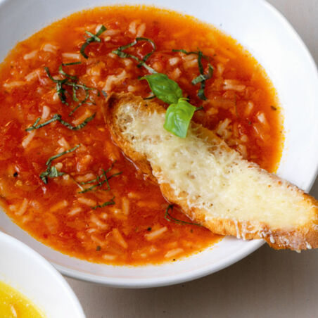 Tomatensuppe mit Basilikum auf Parmesanbrot Tomatensuppe mit Basilikum auf Parmesanbrot