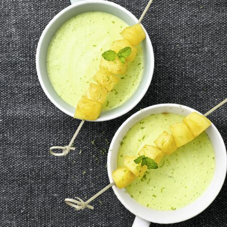 Avocado-Kokos-Kaltschale mit Ananasspieß Avocado-Kokos-Kaltschale mit Ananasspieß