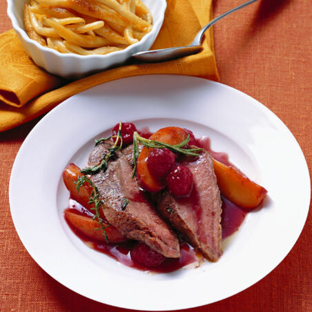 Wildschweinrücken mit Zimt, Himbeeren und Pfirsichen Wildschweinrücken mit Zimt, Himbeeren und Pfirsichen