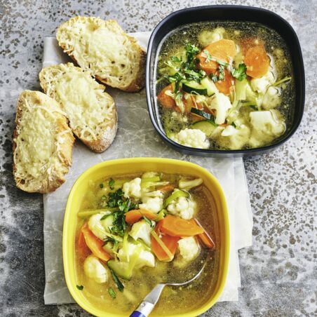 Gemüsesuppe mit Käsetoast Gemüsesuppe mit Käsetoast