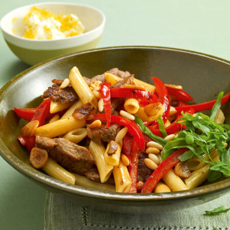 Penne mit Lamm, Paprika und Ziegenkäse Penne mit Lamm, Paprika und Ziegenkäse