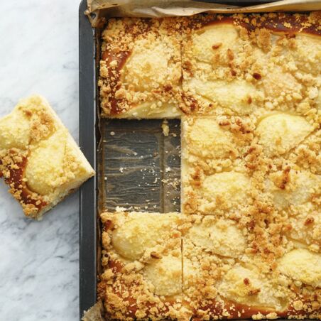 Birnenkuchen mit Pinienkernstreuseln Birnenkuchen mit Pinienkernstreuseln