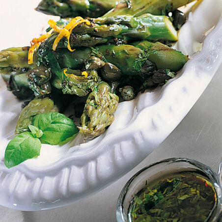 Spargel, weiß und grün Spargel, weiß und grün