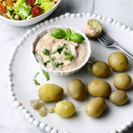 Pellkartoffeln mit Pestoquark und Salat Pellkartoffeln mit Pestoquark und Salat