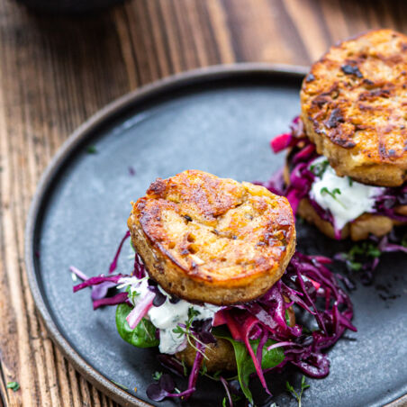 Serviettenknödel-Burger mit Rotkohl-slaw Serviettenknödel-Burger mit Rotkohl-slaw