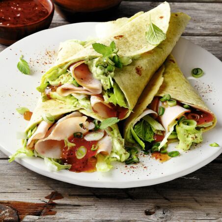 Wraps mit Avocadocreme, Chutney und Putenbrust Wraps mit Avocadocreme, Chutney und Putenbrust