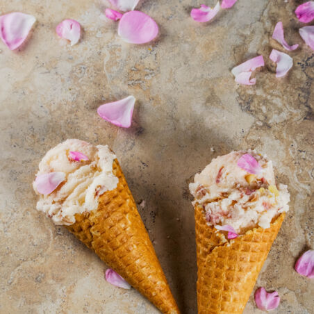 Rosenblüteneis in der Waffel Rosenblüteneis