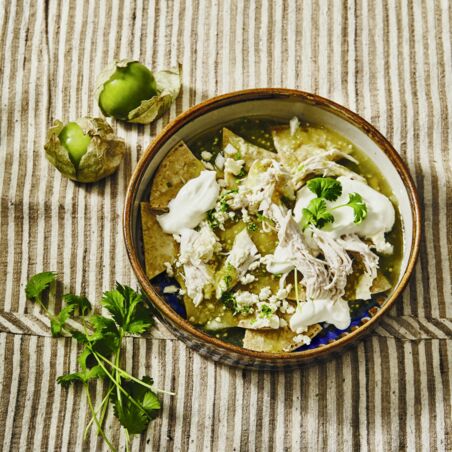 Hähnchen mit Tortilla-ecken und Tomatillosauce Hähnchen mit Tortilla-ecken und Tomatillosauce