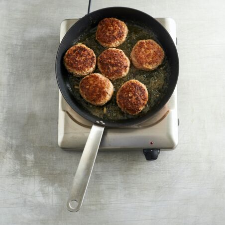 Frikadellen braten in einer Pfannen. Frikadellen