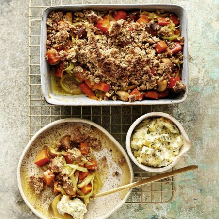 Kürbis-Pilz-Crumble mit Senf-Dip Kürbis-Pilz-Crumble mit Senf-Dip