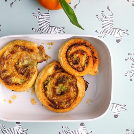 Pesto-Blätterteig-Schnecken mit Zucchini Pesto-Blätterteig-Schnecken mit Zucchini