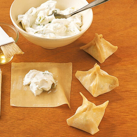 Zitronengrassuppe mit Topfen-Wan-Tans Zitronengrassuppe mit Topfen-Wan-Tans