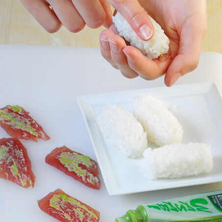 Nigiri-Sushi mit Thunfisch Nigiri-Sushi mit Thunfisch