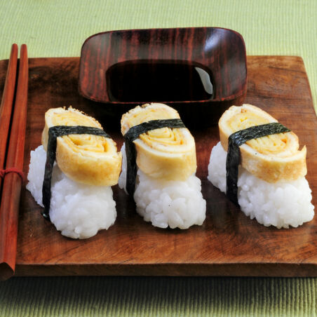 Nigiri-Sushi mit Omelett Nigiri-Sushi mit Omelett