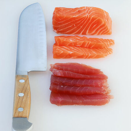 Regenbogen-Sushi mit Lachs und Thunfisch Regenbogen-Sushi mit Lachs und Thunfisch